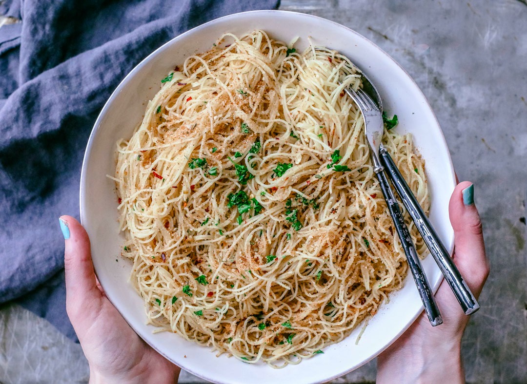 15-minute pasta aglio e olio with toasty bread crumbs