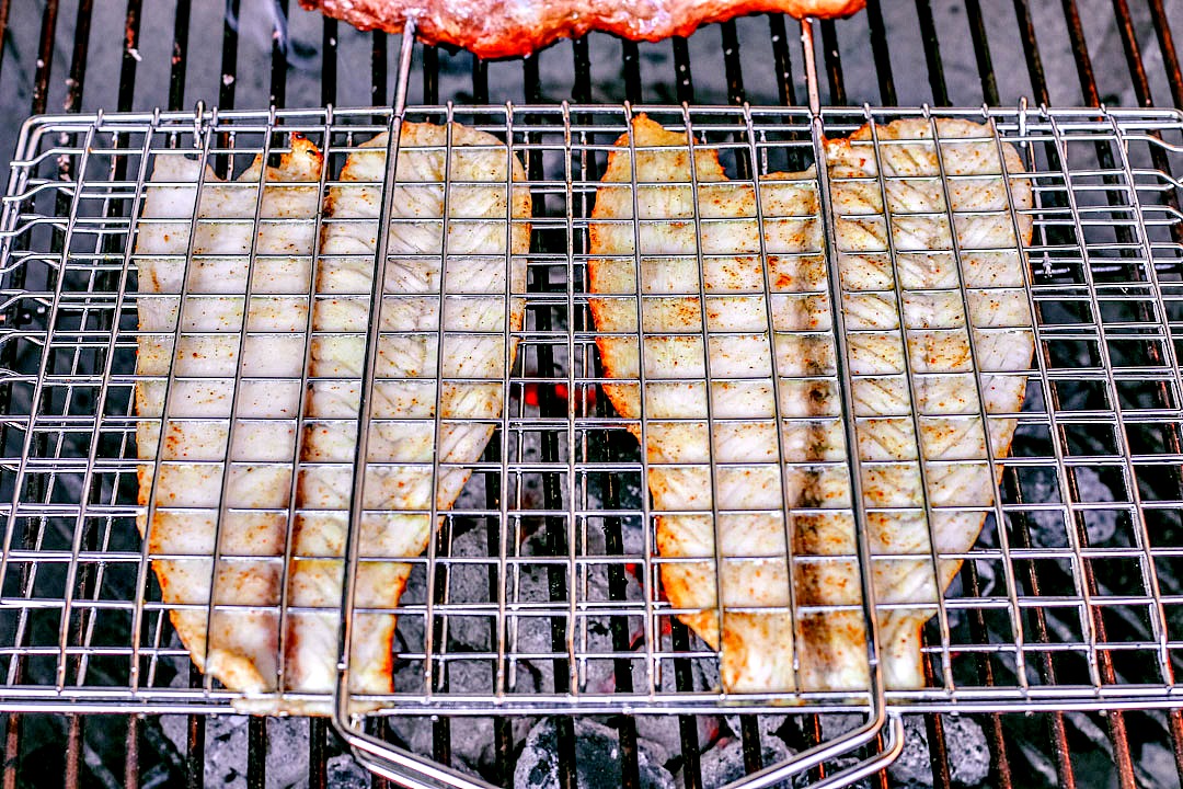 Barbecue Fish Easily 11 by 11 inches Charcoal Companion SS-100-40 Triple Fish Grilling Basket 