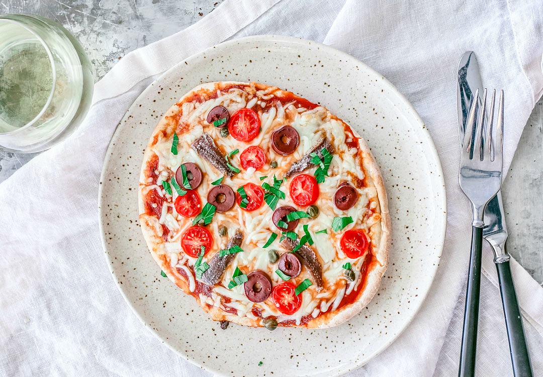 mini puttanesca pizzas