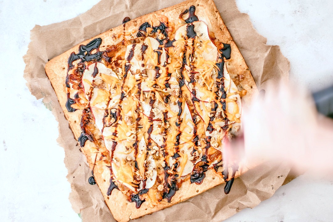 apple cheddar flatbread pizza with caramelized onions
