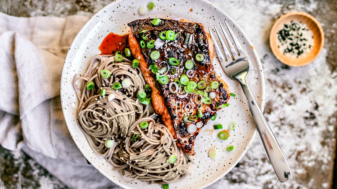 hot honey and soy salmon {broiled salmon}
