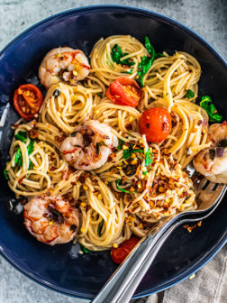 Spicy Instant Pot Shrimp Scampi with Lemon, Tomatoes, and Arugula