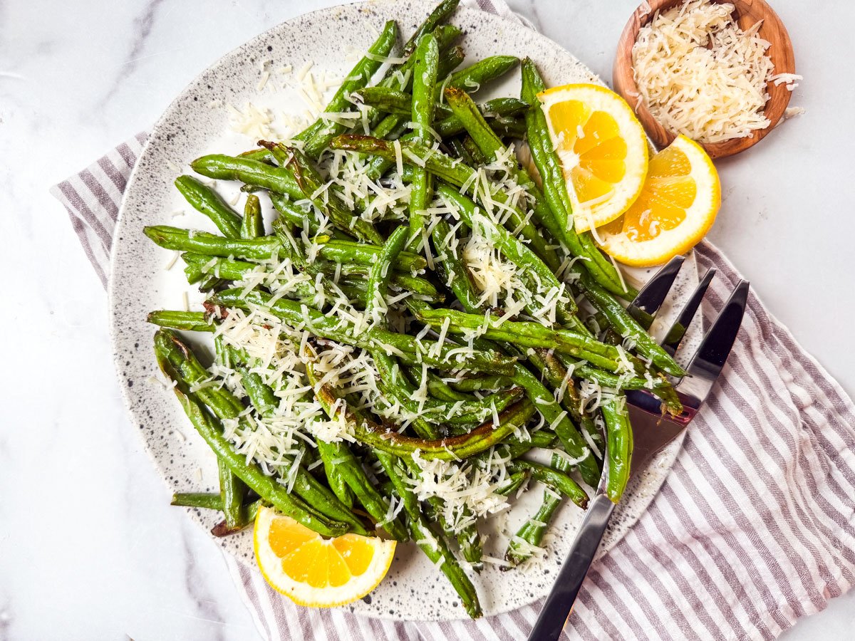 Air fryer green beans with parmesan seasoning, crispy and flavorful